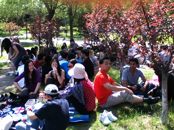  Polish couple brings a social network for travelers together for a springtime picnic in Beijing. Nathan Place grabs some lunch and checks it out.