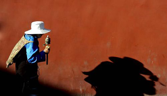 A believer is taking ritual walks. [Photo/ China Tibet Online] 