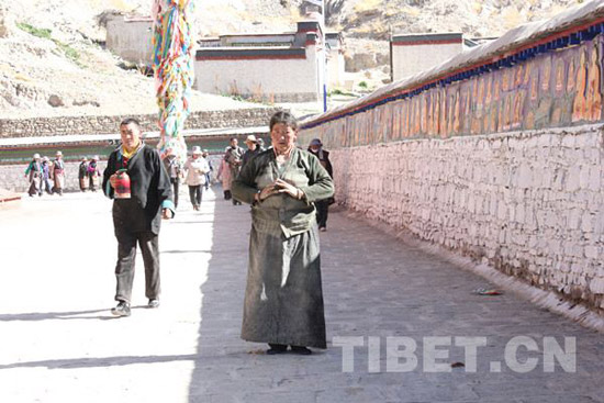 A believer kowtowing to a religious destination. [Photo/ China Tibet Online]