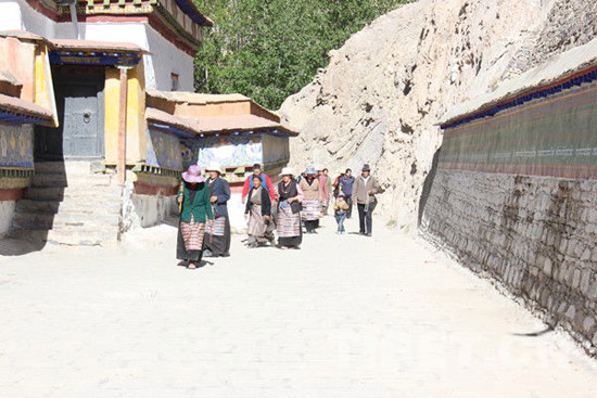 Tibetans are taking ritual walks. [Photo/ China Tibet Online] 