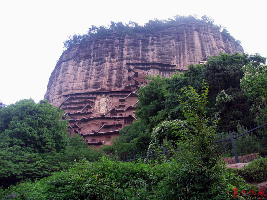 These grottoes (麦积山石窟) are found on the precipices of Maiji Mountain 30 kilometers south of Tianshui County, Gansu Province. Maiji Mountain is a green and graceful peak in the western part of the grand Qinling Range. The grottoes were cut during a period of 1,500 years, from the Later Qin Dynasty (384-417) until the Qing Dynasty (1644-1911). 