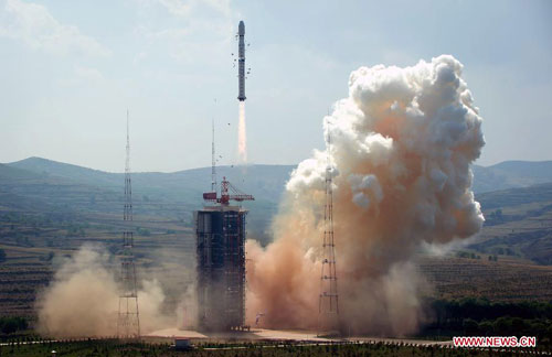 A Long March 4C carrier rocket which carries Yaogan XV, a remote-sensing satellite, blasts off from Taiyuan Satellite Launch Center, north China's Shanxi Province, May 29, 2012. [Photo / Xinhua ]