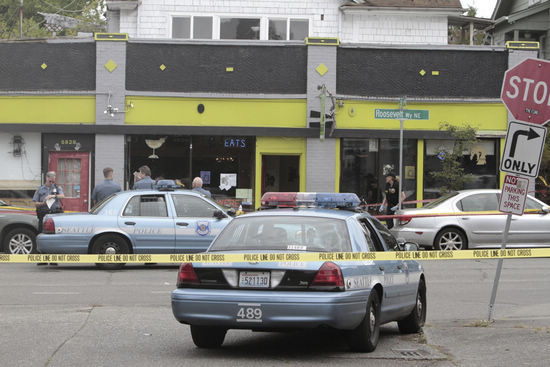 Seattle police cordoned off the area outside a coffee shop, where a gunman shot and killed three people and injured two more, in Seattle, Washington, May 30, 2012. The gunman remains at large. [Photo/Agencies]