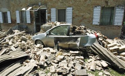 An earthquake killed 24 people in northern Italy on Tuesday, spreading fear among thousands of residents living in tents. [Chine.com.cn]