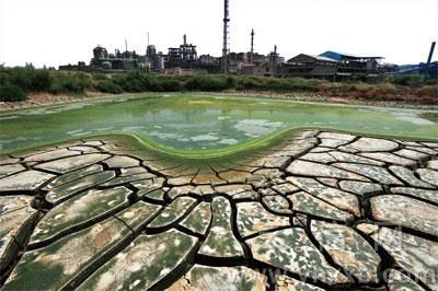 China faces severe situation of heavy-metal-polluted soil. [er-china.com]