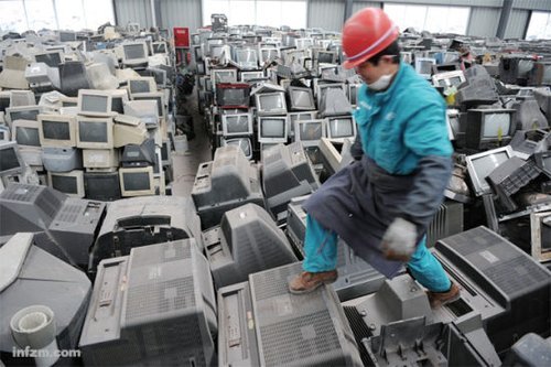 China will start amassing a special fund from July this year to subsidize the cost of dealing with waste electrical and electronic equipment. [CFP]