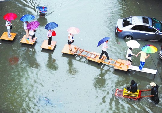 Heavy rainfall hit Wuhan, capital of Hubei Province on May 30, 2012. [Xinhua]