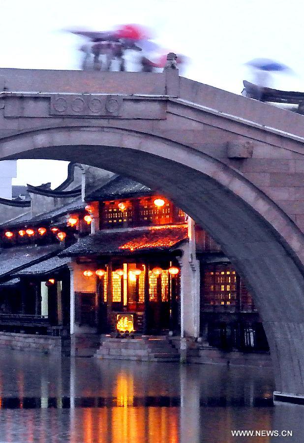 Photo taken on May 30, 2012 shows the night scene of Jiaxing, east China's Zhejiang Province. (Xinhua/Wang Song) 