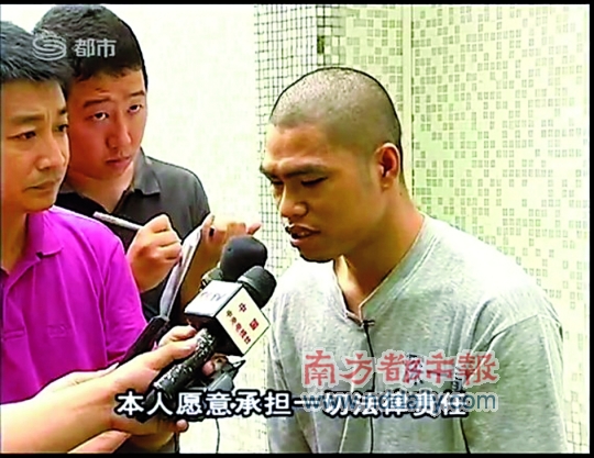 Hou Peiqing was interviewed by the press. [ Photo / Southern Metropolis Daily ]