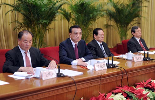 Vice Premier Li Keqiang (L2) made a speech on Wednesday during the third national work conference on 'pairing assistance' projects to support Xinjiang's development. [ Photo / Xinhua ]