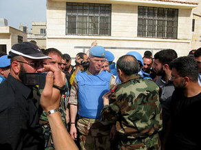  Major-General Robert Mood (centre) in the town of Al-Rastan, Homs province, Syria. [N. Singh/UN Photo]