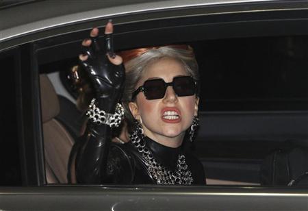 U.S. singer Lady Gaga waves upon her arrival for her concert tour, at Don Muang Airport in Bangkok May 23, 2012. [Agencies]