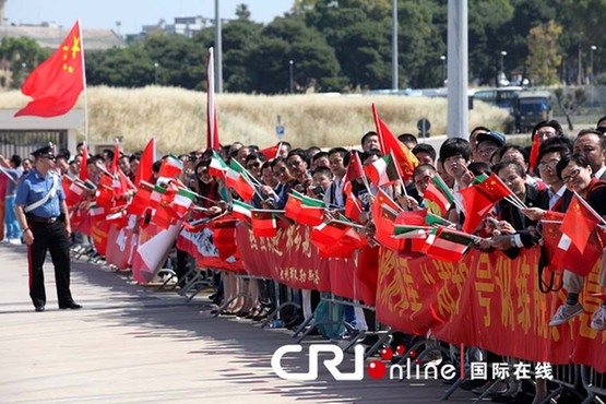 Chinese living in Italy come to the southern Italian port city of Taranto Thursday to welcome the visit of the Chinese Navy training vessel 'Zhenghe'.