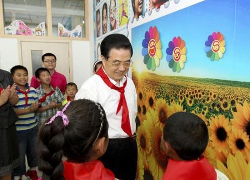 Chinese President Hu Jintao chats with children from Shifeng of China's Sichuan Province and Yushu of Qinghai Province, which were severely damaged by earthquakes, during a visit to the Beijing Dongcheng Children's Palace on the eve of the International Children's Day in Beijing, capital of China, May 31, 2012. [Xinhua] 