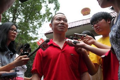 Deng Mingjian, the man in red shirt walked free from court yesterday. [ Photo/ Sina.com]