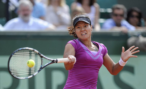 Defending champion Li Na of China overcame a case of jitters to reach the French Open third round with 6-0, 6-2 win over France's Stephanie Foretz Gacon on May 31, 2012. [Photo from news.ifeng.com]