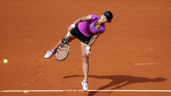 Defending champion Li Na of China overcame a case of jitters to reach the French Open third round with 6-0, 6-2 win over France's Stephanie Foretz Gacon on May 31, 2012. [Photo from news.ifeng.com]