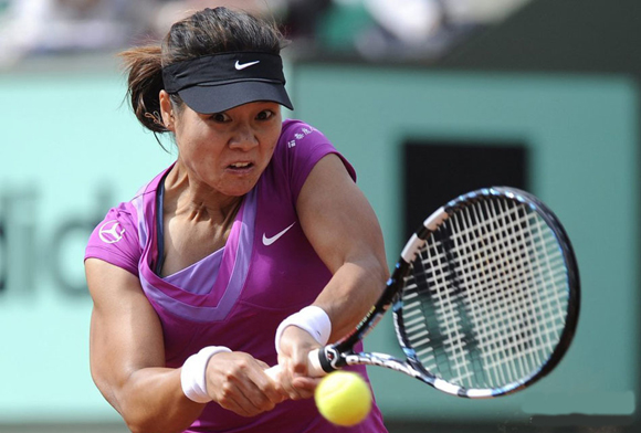 Defending champion Li Na of China overcame a case of jitters to reach the French Open third round with 6-0, 6-2 win over France's Stephanie Foretz Gacon on May 31, 2012. [Photo from news.ifeng.com]