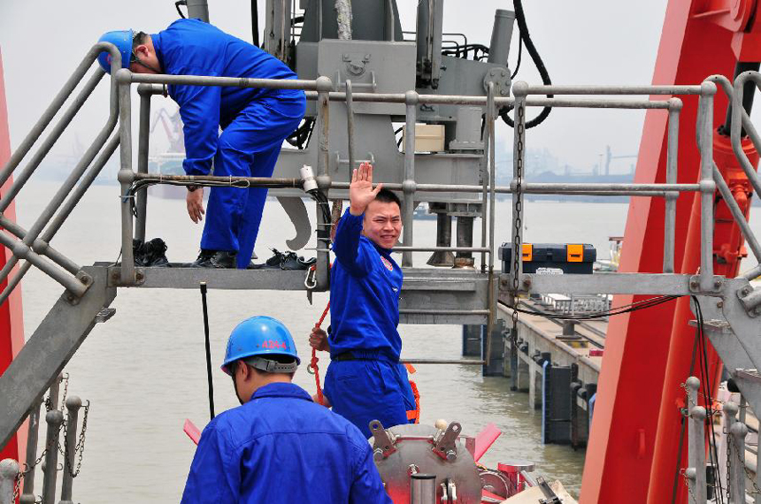 Pilot get off China's manned submersible Jiaolong in Jiangyin, east China's Jiangsu Province, June 1, 2012. The Jiaolong on Friday held two diving practices for its challenge of a 7,000-meter dive to the Mariana Trench slated for June 3. 