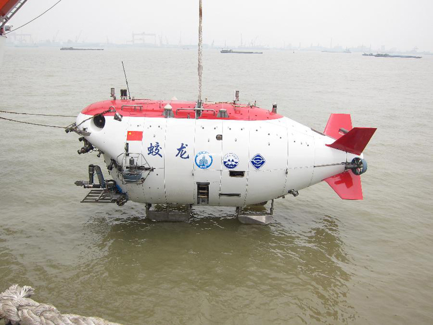 Workers move China's manned submersible Jiaolong into water in Jiangyin, east China's Jiangsu Province, June 1, 2012. The Jiaolong on Friday held two diving practices for its challenge of a 7,000-meter dive to the Mariana Trench slated for June 3. 