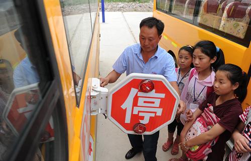 The driver introduces school bus safe facilities to students in a primary school in Fengyang, Anhui Province on May 31, 2012. 