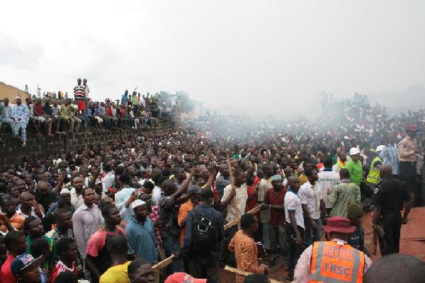 People gather at the site of a plane crash near the Lagos airport in Nigeria, June 3, 2012. A passenger plane carrying 153 people crashed into a two-storey building in Nigeria's southwestern Lagos State on Sunday, killing all the people on board and 40 others on the ground. At least four Chinese were among the passengers, the Chinese Embassy in the West African country has confirmed. [Ezekiel Taiwo/Xinhua]