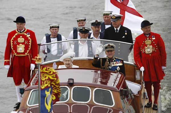 Britain's Queen Elizabeth and Prince Philip wave from a boat during a pageant in celebration of the Queen's Diamond Jubilee along the River Thames in central London June 3, 2012. Britain's Queen Elizabeth joins an armada of 1,000 boats in a gilded royal barge on Sunday in a spectacular highlight of four days of nationwide celebrations to mark her 60th year on the throne. [Photo/Agencies]
