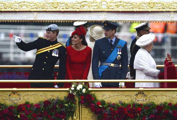 Britain's Catherine, Duchess of Cambridge (2nd L), stands next to Princes Harry (L) and William (3rd L) and Queen Elizabeth (R), onboard the Spirit of Chartwell during the Queen's Diamond Jubilee Pageant on the River Thames in London June 3, 2012. Britain's Queen Elizabeth joins an armada of 1,000 boats in a gilded royal barge on Sunday in a spectacular highlight of four days of nationwide celebrations to mark her 60th year on the throne. [Photo/Agencies] 