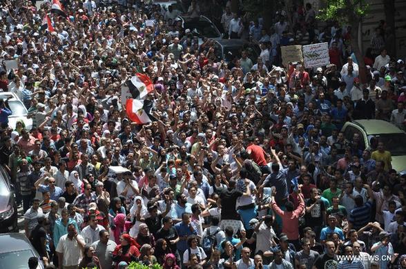 Protestors hold a demonstration after a court sentenced deposed president Hosni Mubarak to life in prison, at the Tahrir Square in Cairo, capital of Egypt, June 2, 2012. [Xinhua] 