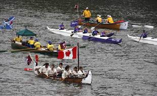 Pleasure boats of all shapes and sizes muster on the River Thames, in celebration of the Queen's Diamond Jubilee, near Putney Bridge in London June 3, 2012. Britain's Queen Elizabeth will lead an armada of 1,000 boats in a gilded royal barge on Sunday in a spectacular highlight of four days of nationwide celebrations to mark her 60th year on the throne. [Photo/Agencies] 