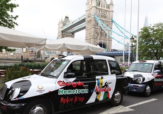 A cartoon panda is painted on London taxies to raise awareness of the endangered Chinese animal. [chinadaily.com.cn]