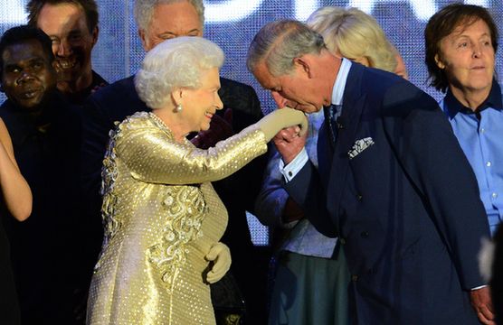 After the Jubilee music spectacle at Buckingham Palace in London, Prince Charles kisses his majestic mother's hand as British singer Paul McCartney (R) looks on, June 4, 20112. [Xinhua]