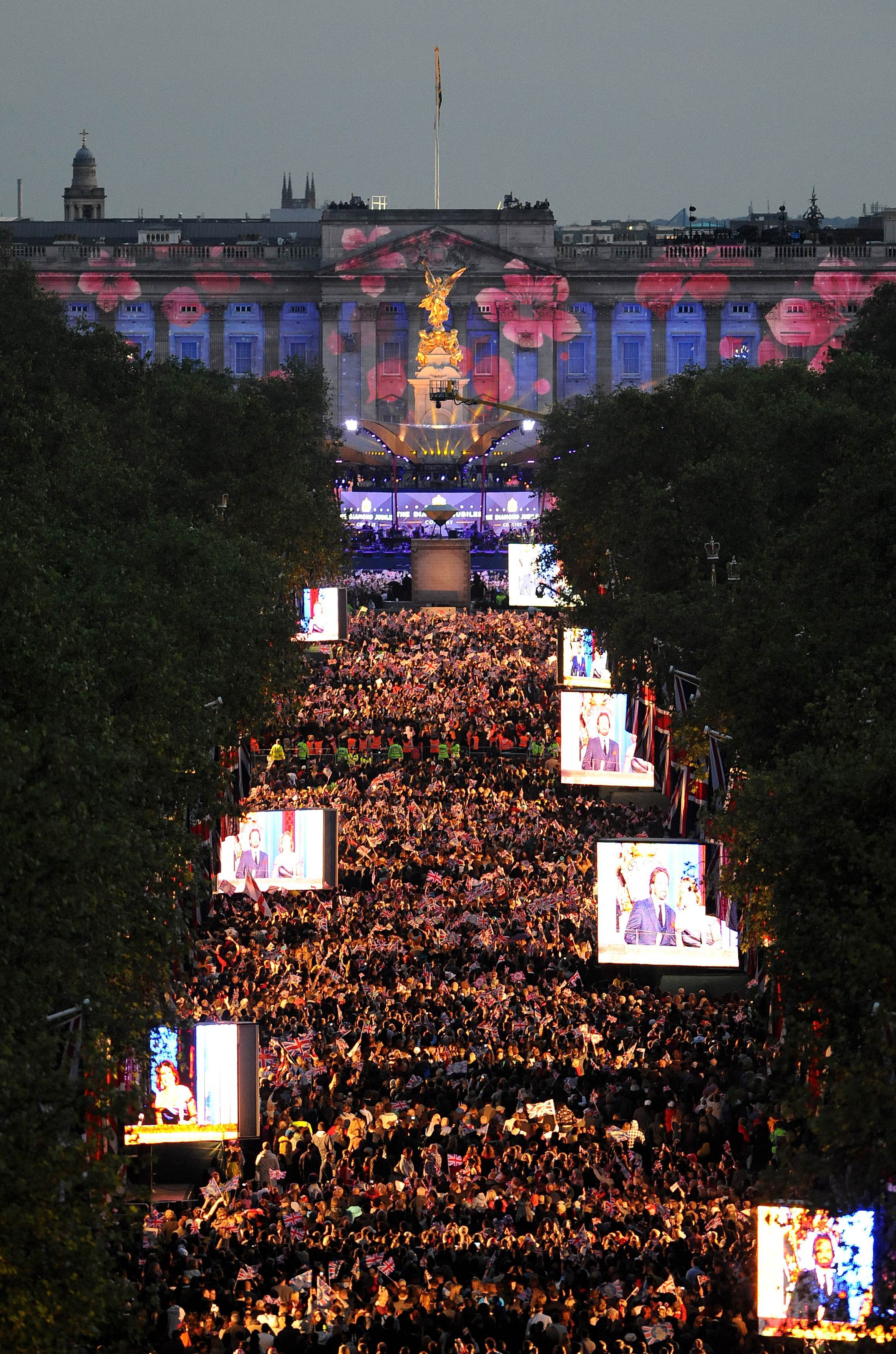 Buckingham Palace is illuminated with projected flowers as Sir Paul McCartney plays at the Diamond Jubilee Concert in London, on June 4, 2012. [Xinhua] 