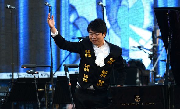 Chinese pianist Lang Lang salutes the crowd after his performance during the Queen's Diamond Jubilee Concert at Buckingham Palace in London on June 4, 2012. [Xinhua] 