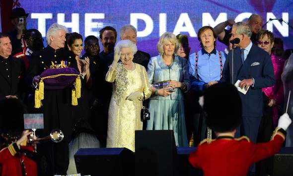 Britain's Queen Elizabeth II waves on stage with Camilla, Duchess of Cornwall (3rdR) and Prince Charles, Prince of Wales (R), British singer Paul McCartney (2ndR) and other performers look on after the Jubilee concert at Buckingham Palace. in London, on June 4, 20112. [Xinhua]