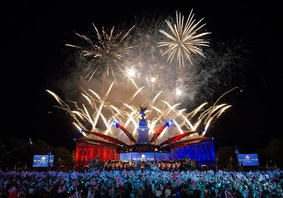 Buckingham Palace is illuminated by a fireworks display during the Diamond Jubilee Concert in London, on June 4, 2012. [Xinhua] 