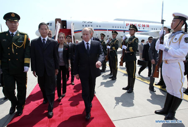 Russian President Vladimir Putin (C) arrives in Beijing, capital of China, June 5, 2012, kicking off a three-day state visit to China. During the visit, Putin will attend the 12th Meeting of the Council of Heads of Member States of the Shanghai Cooperation Organization (SCO) in Beijing on June 6-7. [Pang Xinglei/Xinhua] 