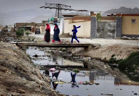 Afghans walked over a walking bridge, placed on flood water on last year's World Environment Day in Kabul, Afghanistan on Sunday, June 5, 2011. [Agencies]