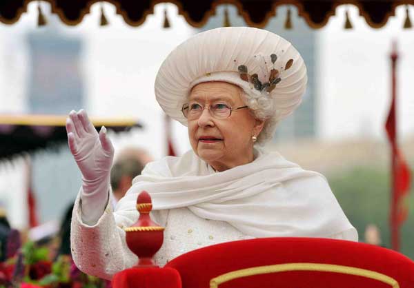 Britain's Queen Elizabeth waves from the Spirit of Chartwell during the Diamond Jubilee River Pageant on the River Thames, in London June 3, 2012.  [Agencies] 
