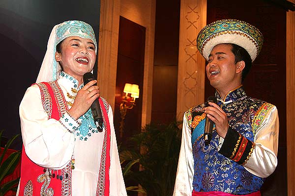 Two folk singers from Datong County sing the flower folk song at the Beijing news conference on June 3, 2012, to announce the 3rd annual Flower Festival in Laoye Mountain. [Photo / CnDG Jiao Meng] 