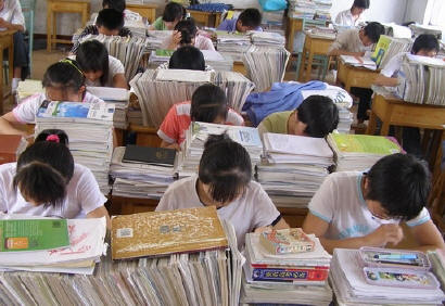 Students work hard before the Gaokao. [File photo]