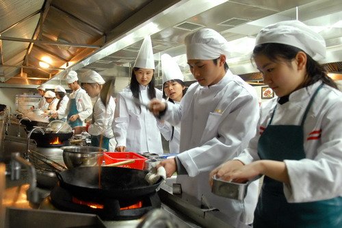 The official Purchasing Managers' Index of China's service sector hit 55.2 in May, down 0.9 point from a month earlier, the National Bureau of Statistics said on Sunday.