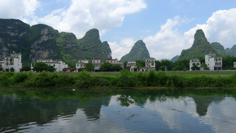 The Detian Falls is located in Daxin County of Guangxi Zhuang Autonomous Region, straddling the Sino-Vietnamese border. It is the fourth largest waterfall in world after Iguazu Falls, Victoria Falls, and Niagara Falls along a national border. The picturesque backdrop adds to the falls' magnificence, especially the nearby Tongling Gorge, which was only recently rediscovered and is the home of several endemic species — species that can found nowhere else in the world. 