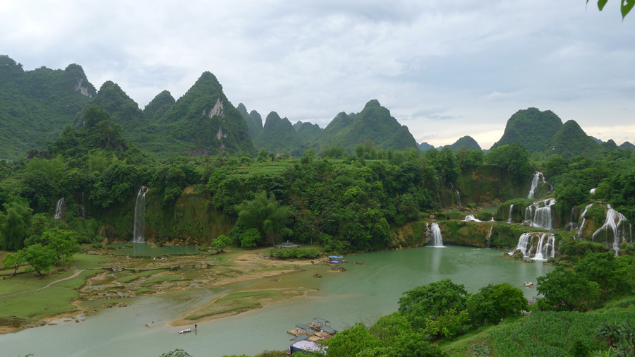 The Detian Falls is located in Daxin County of Guangxi Zhuang Autonomous Region, straddling the Sino-Vietnamese border. It is the fourth largest waterfall in world after Iguazu Falls, Victoria Falls, and Niagara Falls along a national border. The picturesque backdrop adds to the falls' magnificence, especially the nearby Tongling Gorge, which was only recently rediscovered and is the home of several endemic species — species that can found nowhere else in the world. 