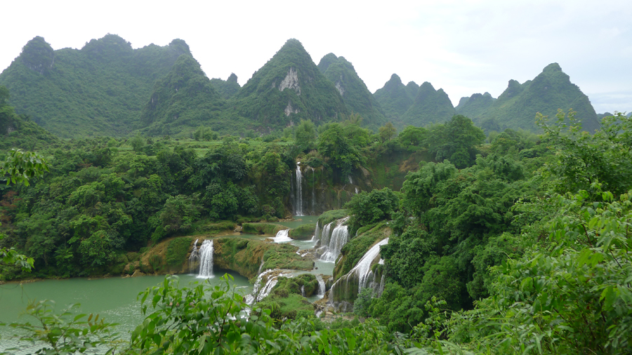 The Detian Falls is located in Daxin County of Guangxi Zhuang Autonomous Region, straddling the Sino-Vietnamese border. It is the fourth largest waterfall in world after Iguazu Falls, Victoria Falls, and Niagara Falls along a national border. The picturesque backdrop adds to the falls' magnificence, especially the nearby Tongling Gorge, which was only recently rediscovered and is the home of several endemic species — species that can found nowhere else in the world. 