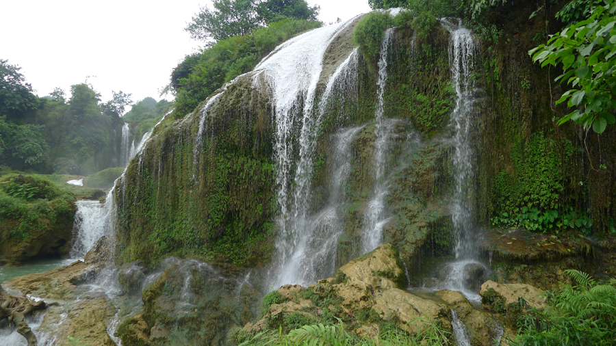 The Detian Falls is located in Daxin County of Guangxi Zhuang Autonomous Region, straddling the Sino-Vietnamese border. It is the fourth largest waterfall in world after Iguazu Falls, Victoria Falls, and Niagara Falls along a national border. The picturesque backdrop adds to the falls' magnificence, especially the nearby Tongling Gorge, which was only recently rediscovered and is the home of several endemic species — species that can found nowhere else in the world. 