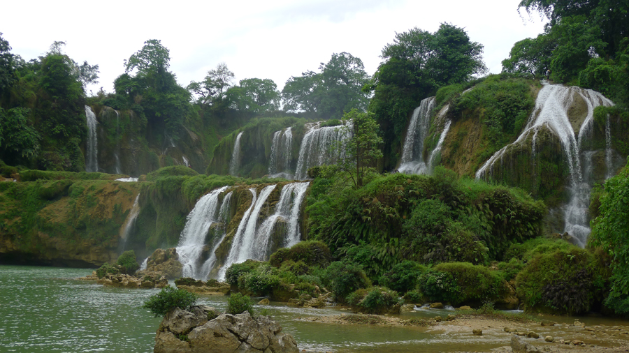 The largest falls in Southeast Asia - Detian Fall