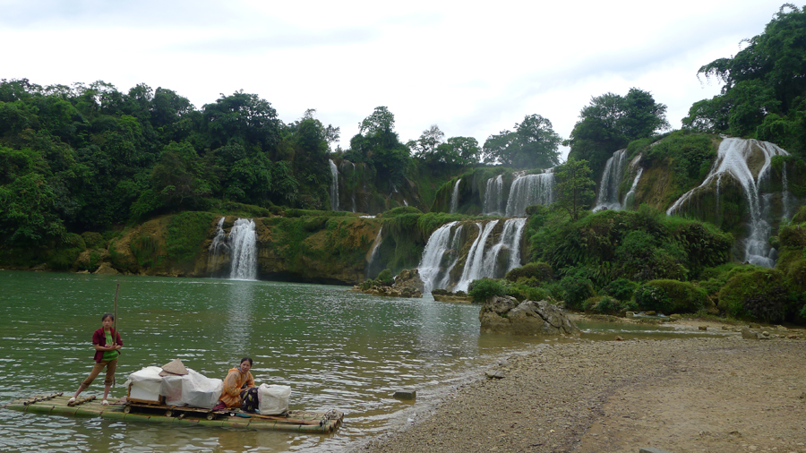 The Detian Falls is located in Daxin County of Guangxi Zhuang Autonomous Region, straddling the Sino-Vietnamese border. It is the fourth largest waterfall in world after Iguazu Falls, Victoria Falls, and Niagara Falls along a national border. The picturesque backdrop adds to the falls' magnificence, especially the nearby Tongling Gorge, which was only recently rediscovered and is the home of several endemic species — species that can found nowhere else in the world. 