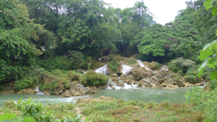 The Detian Falls is located in Daxin County of Guangxi Zhuang Autonomous Region, straddling the Sino-Vietnamese border. It is the fourth largest waterfall in world after Iguazu Falls, Victoria Falls, and Niagara Falls along a national border. The picturesque backdrop adds to the falls' magnificence, especially the nearby Tongling Gorge, which was only recently rediscovered and is the home of several endemic species — species that can found nowhere else in the world. 