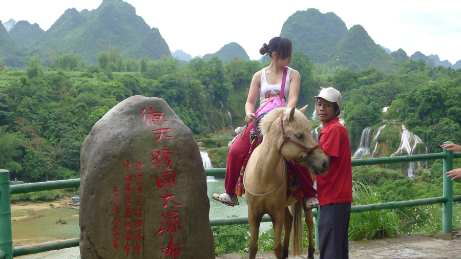 The Detian Falls is located in Daxin County of Guangxi Zhuang Autonomous Region, straddling the Sino-Vietnamese border. It is the fourth largest waterfall in world after Iguazu Falls, Victoria Falls, and Niagara Falls along a national border. The picturesque backdrop adds to the falls' magnificence, especially the nearby Tongling Gorge, which was only recently rediscovered and is the home of several endemic species — species that can found nowhere else in the world. 